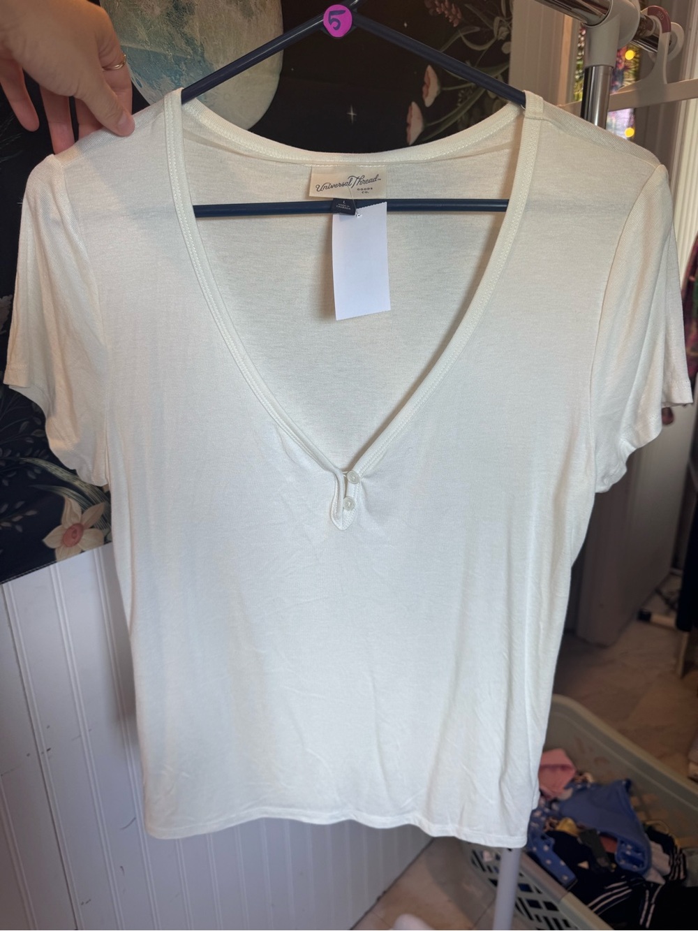 Universal Thread Cream Short Sleeve V-Neck Tee
